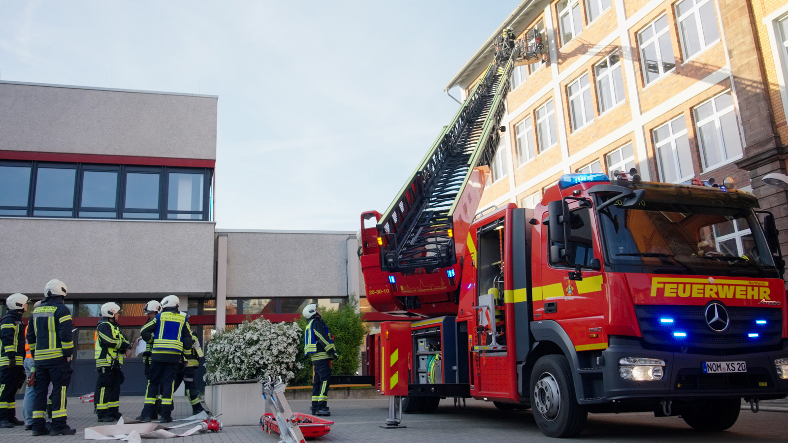 Feuerwehr Northeim probt Brand und Menschenrettung am Gymnasium Corvinianum mit Großübung