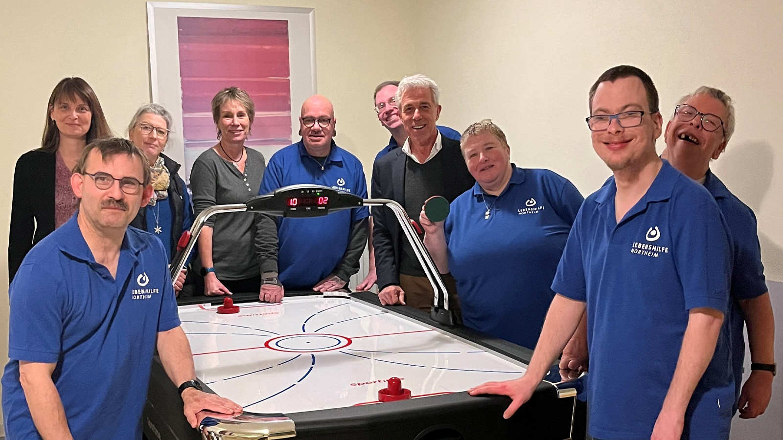 Stiftung ermöglicht Airhockey-Tisch für Wohnheim der Lebenshilfe Northeim