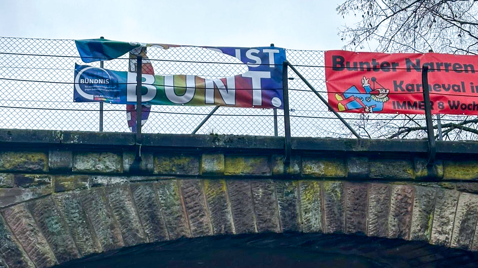 „Uslar ist bunt“-Banner beschädigt: Bündnis will weiter für Demokratie eintreten