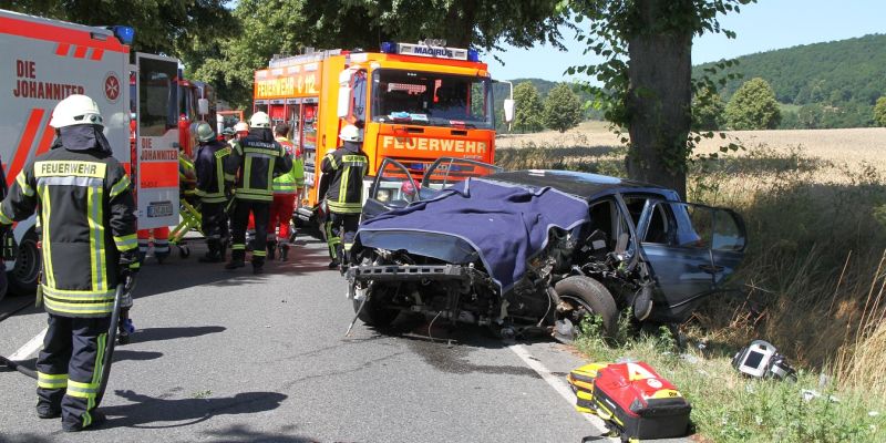 Schwerer Verkehrsunfall Mit Eingeklemmter Person Auf Der B3 Bei ...